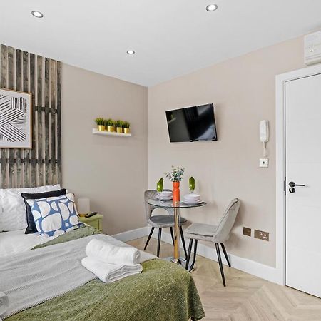 Cosy Heathrow Studios - Parking - Garden London Exterior photo