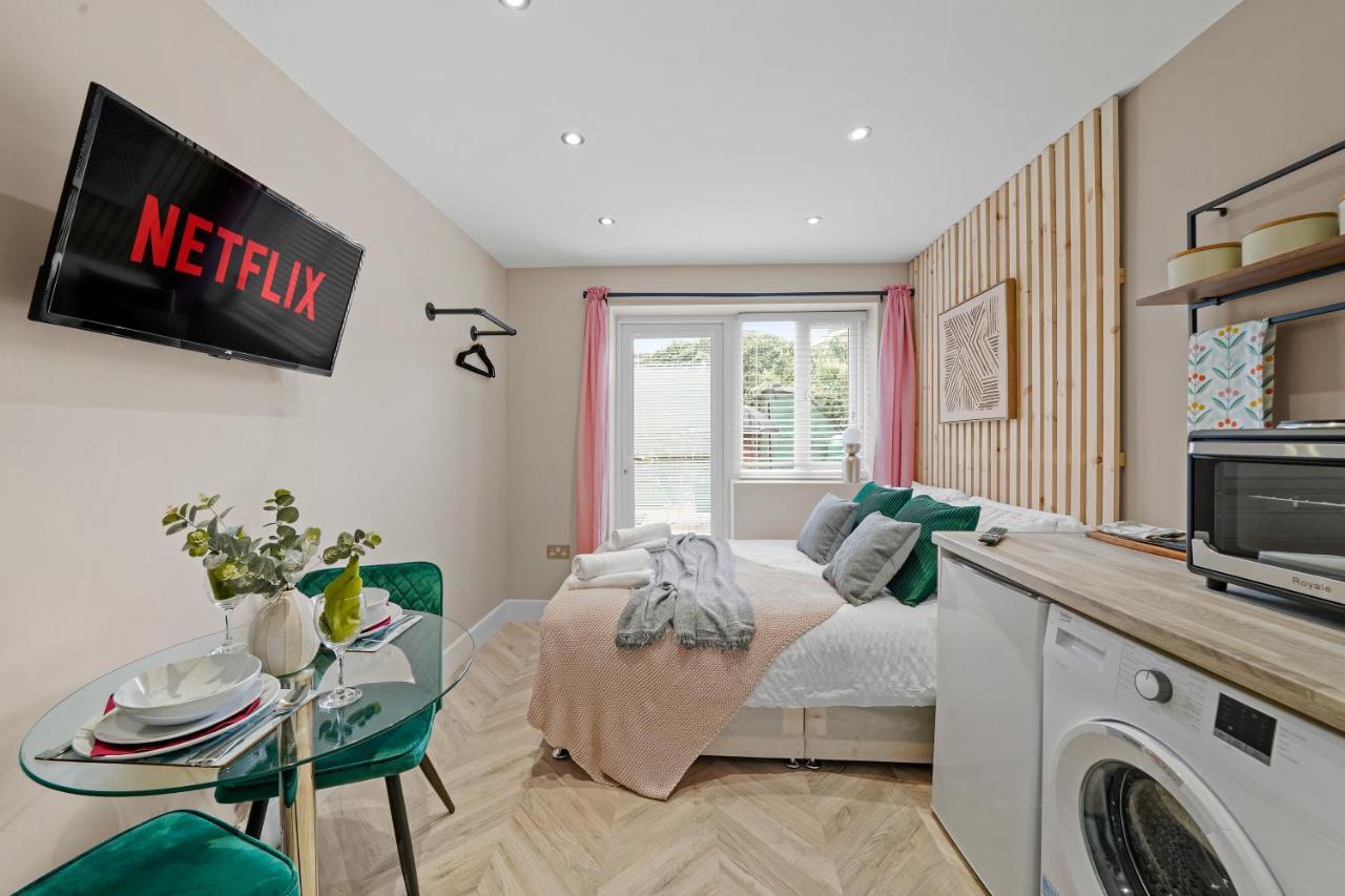 Cosy Heathrow Studios - Parking - Garden London Exterior photo
