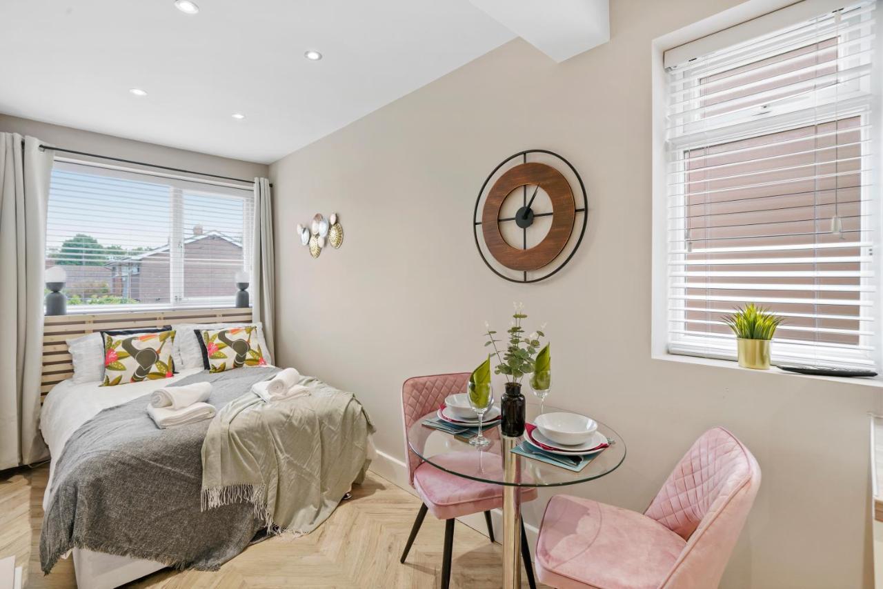 Cosy Heathrow Studios - Parking - Garden London Exterior photo