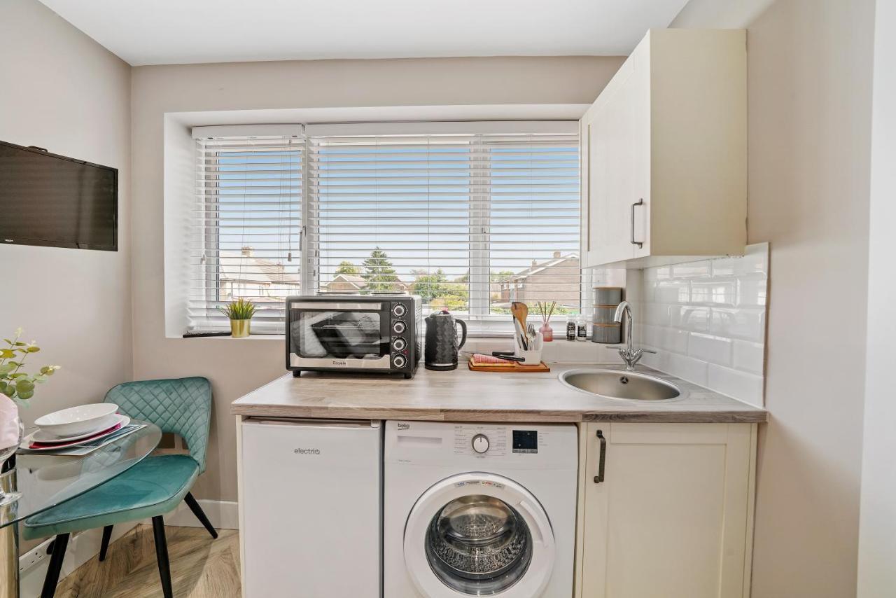 Cosy Heathrow Studios - Parking - Garden London Exterior photo