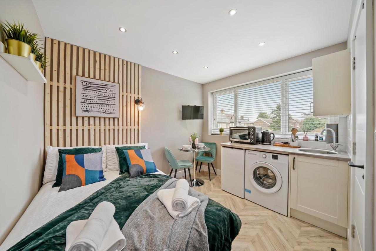 Cosy Heathrow Studios - Parking - Garden London Exterior photo