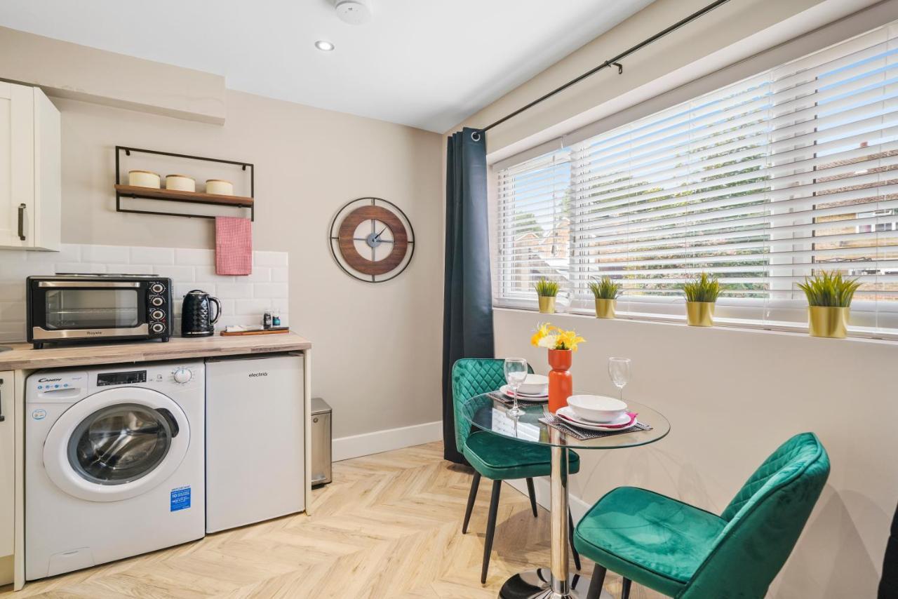 Cosy Heathrow Studios - Parking - Garden London Exterior photo