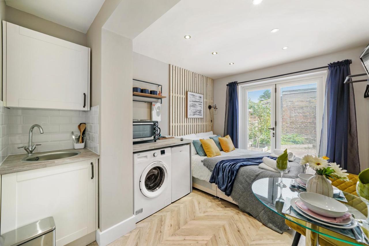 Cosy Heathrow Studios - Parking - Garden London Exterior photo