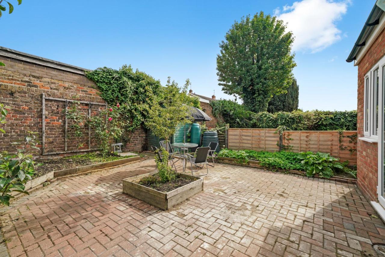 Cosy Heathrow Studios - Parking - Garden London Exterior photo