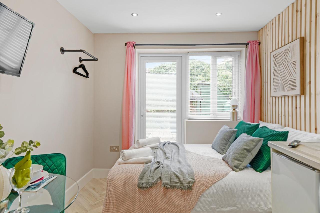 Cosy Heathrow Studios - Parking - Garden London Exterior photo