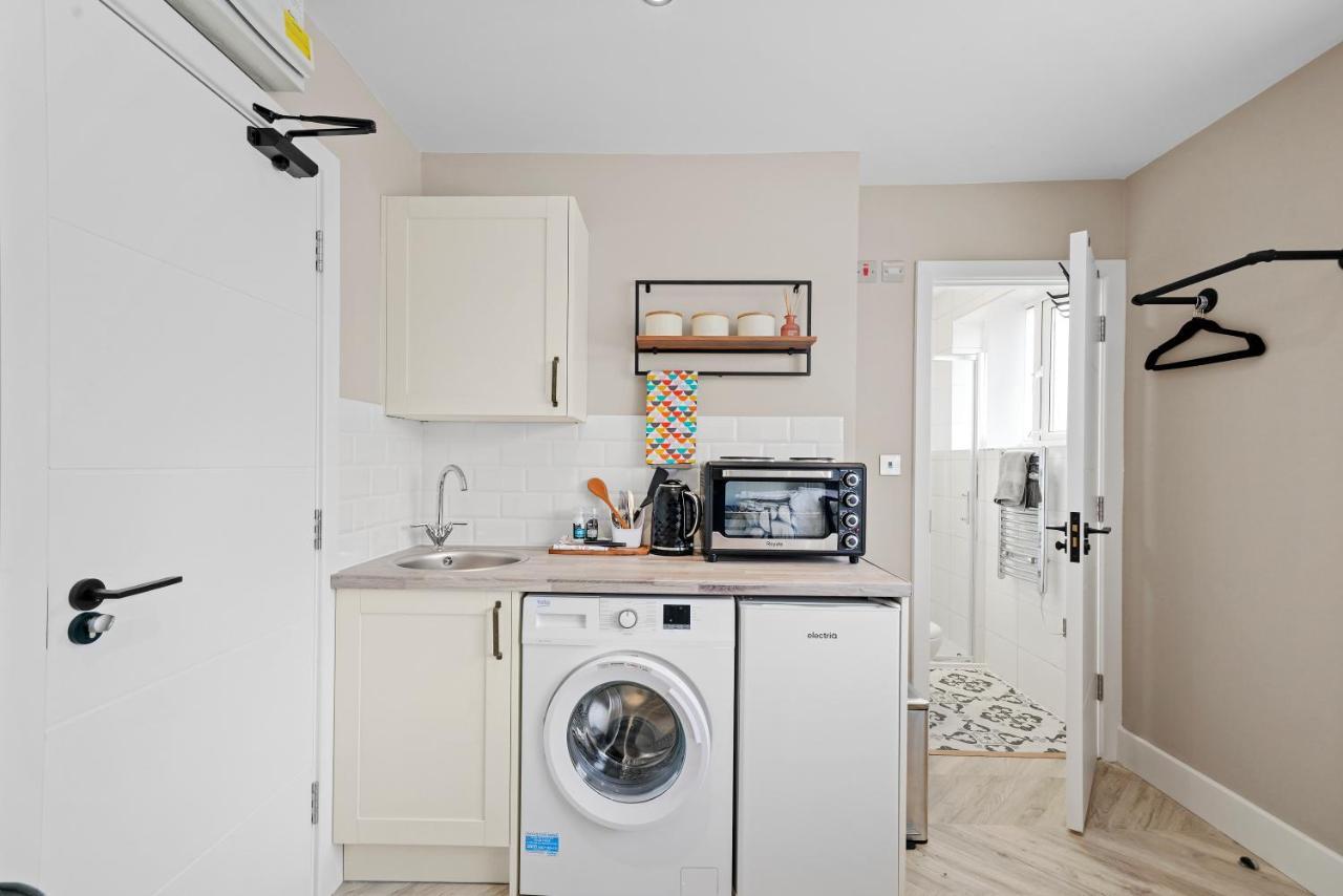 Cosy Heathrow Studios - Parking - Garden London Exterior photo