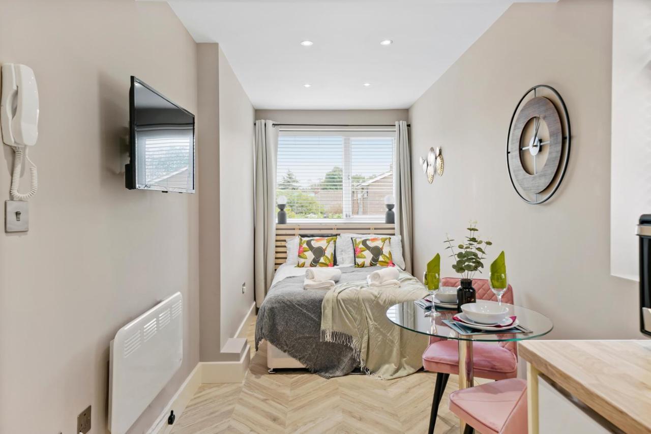 Cosy Heathrow Studios - Parking - Garden London Exterior photo