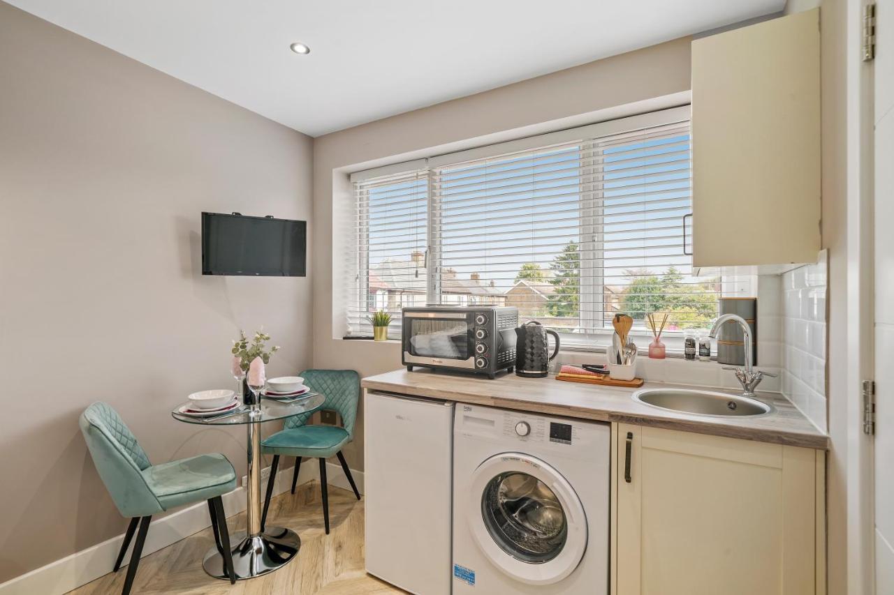 Cosy Heathrow Studios - Parking - Garden London Exterior photo