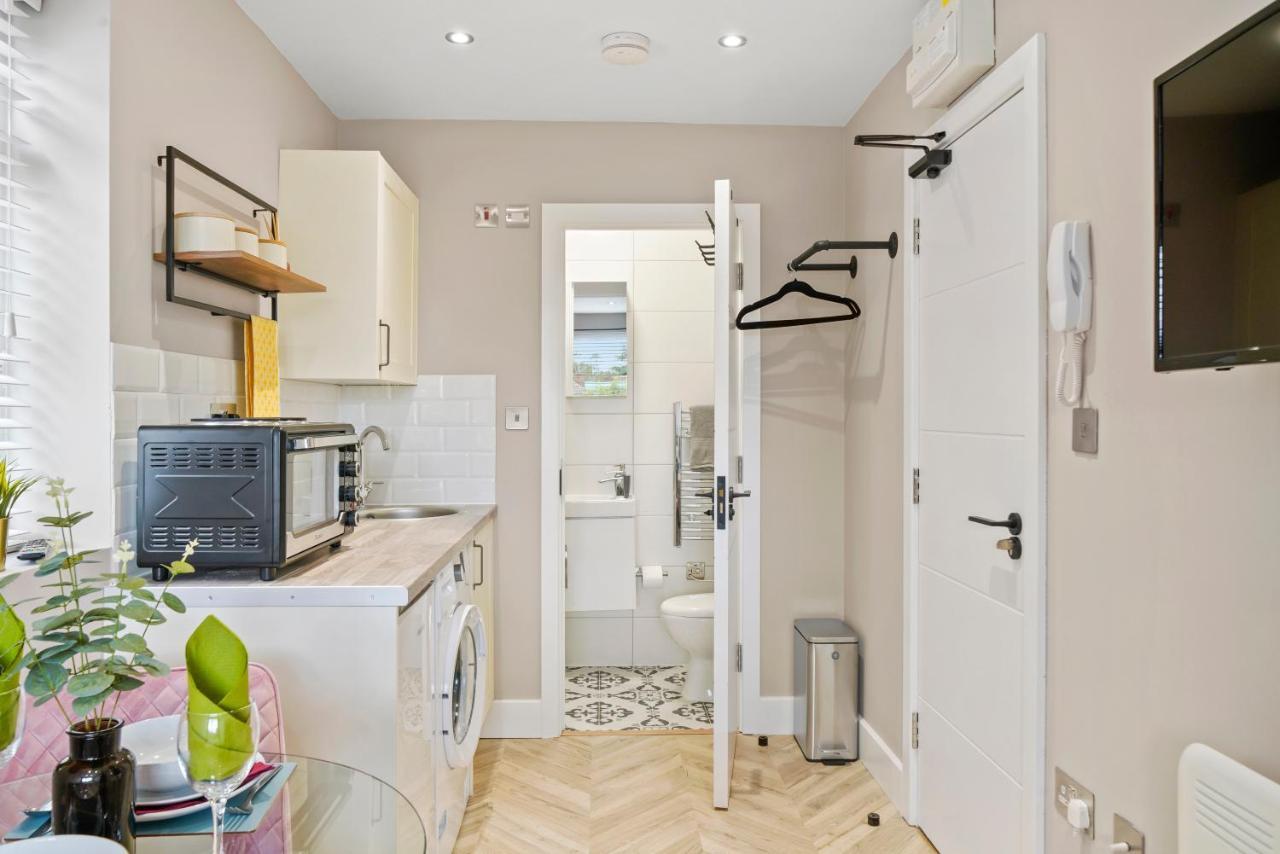 Cosy Heathrow Studios - Parking - Garden London Exterior photo