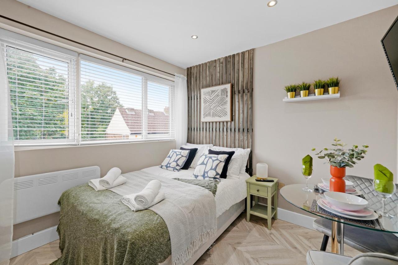Cosy Heathrow Studios - Parking - Garden London Exterior photo